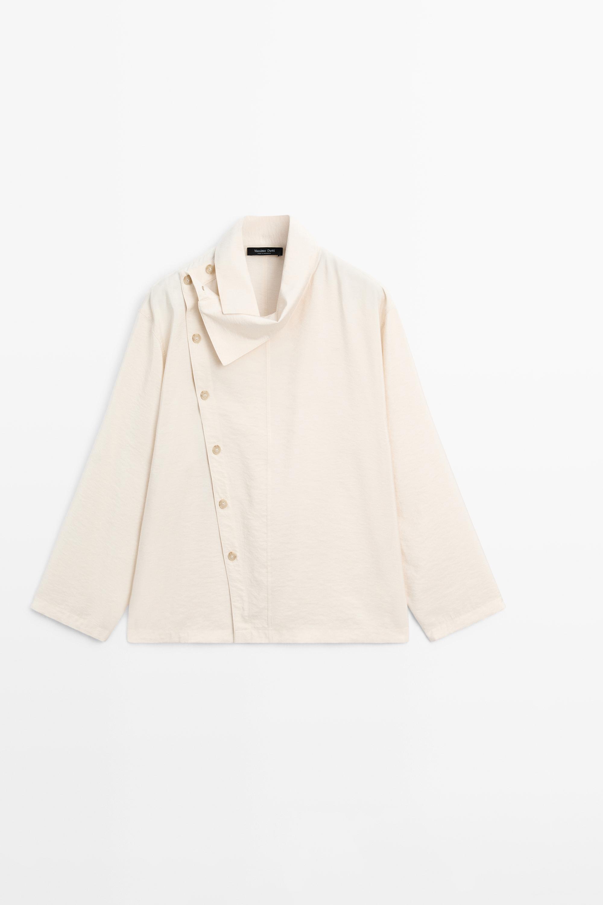 Flowing shirt with asymmetric buttons